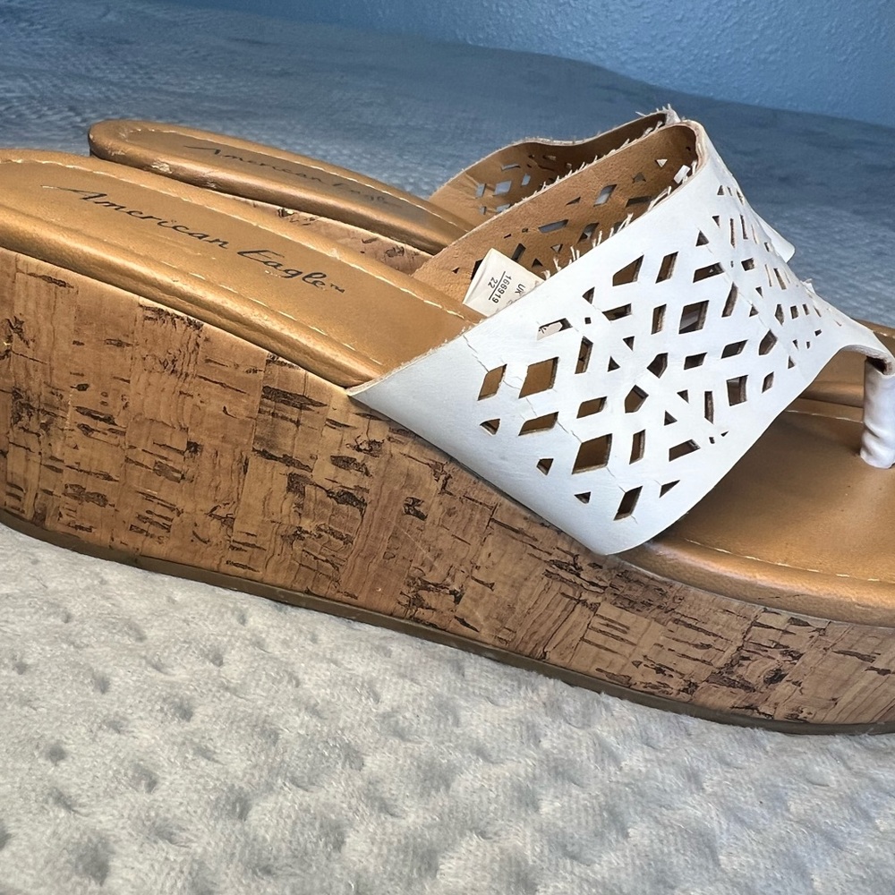American Eagle Womens White Wedge Sandals Shoes Flip Flops Size 9.5 - Picture 8 of 12